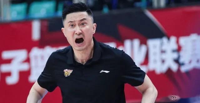 海南男篮防守表现欠佳，需加强训练